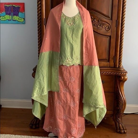 Indian/Pakistani Lehenga suit - 3 piece - Picture 1 of 8